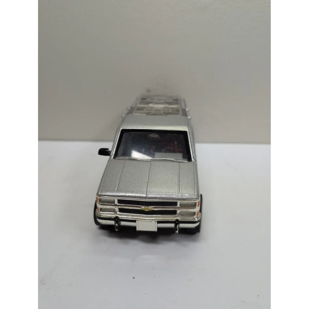 Funline 2004 Muscle Machines 1994 Suburban Traveling Wedding Chapel 1:64